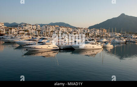 Porto Banus Marbella Spanien. Super Yacht Hafen und Spielplatz für die Reichen und Berühmten. Mai 2018. Stockfoto