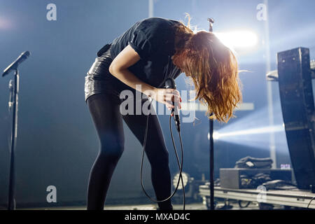 Lauren Mayberry von CHVRCHES live auf der Bühne während der Jedes offene Auge tour. Lauren Mayberry live, Lauren Mayberry Sänger, Sängerin, CHVRCHES CHVRCHES band, CHVRCHES in Concert. Stockfoto