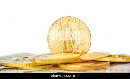 Eine Unze Golden Eagle auf Kante auf anderen goldenen Münzen Stockfoto