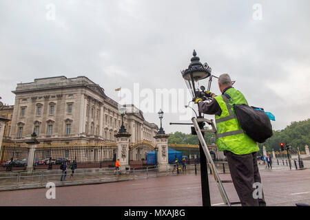 Gas London Street licht Feuerzeuge Ausschalten der Straßenbeleuchtung außerhalb der Buckingham Palace Stockfoto