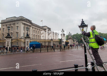 Gas London Street licht Feuerzeuge Ausschalten der Straßenbeleuchtung außerhalb der Buckingham Palace Stockfoto