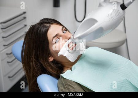 Von oben geschossen von junge Frau im Stuhl des Zahnarztes für Verfahren der Zähne whitening sitzen. Stockfoto