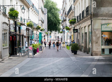 Nantes, Bretagne, Frankreich - Juni 28, 2017: Leute, Shopping auf der Rue Des Trois Croissants in Nantes Frankreich an einem warmen Sommertag Stockfoto