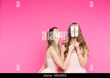 Freundinnen in Kleider Spaß und senden Küssen tragen. Stockfoto