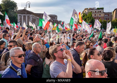 Italiens Fünf-Sterne-Bewegung hat ein Loch in der politischen Landschaft des Landes, indem sie behaupten, der größte stimmen Anteil in der allgemeinen Wahl geblasen. Die Partei unter der Führung von Luigi Di Maio und von Beppe Grillo gegründet, ging als der große Gewinner der Abstimmung, mit Beklommenheit in Brüssel gesehen werden. Im Jahr 2009 nach der Finanzkrise gebildet, Fünf Sterne hat die öffentliche Wut über die Korruption in der italienischen Niederlassung und schleppende wirtschaftliche Erholung geführt. Stockfoto