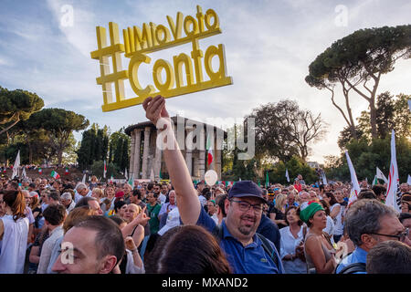 Italiens Fünf-Sterne-Bewegung hat ein Loch in der politischen Landschaft des Landes, indem sie behaupten, der größte stimmen Anteil in der allgemeinen Wahl geblasen. Die Partei unter der Führung von Luigi Di Maio und von Beppe Grillo gegründet, ging als der große Gewinner der Abstimmung, mit Beklommenheit in Brüssel gesehen werden. Im Jahr 2009 nach der Finanzkrise gebildet, Fünf Sterne hat die öffentliche Wut über die Korruption in der italienischen Niederlassung und schleppende wirtschaftliche Erholung geführt. Stockfoto