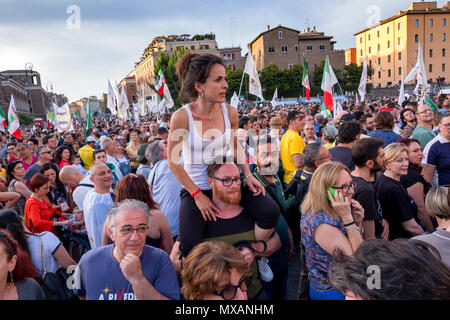 Italiens Fünf-Sterne-Bewegung hat ein Loch in der politischen Landschaft des Landes, indem sie behaupten, der größte stimmen Anteil in der allgemeinen Wahl geblasen. Die Partei unter der Führung von Luigi Di Maio und von Beppe Grillo gegründet, ging als der große Gewinner der Abstimmung, mit Beklommenheit in Brüssel gesehen werden. Im Jahr 2009 nach der Finanzkrise gebildet, Fünf Sterne hat die öffentliche Wut über die Korruption in der italienischen Niederlassung und schleppende wirtschaftliche Erholung geführt. Stockfoto