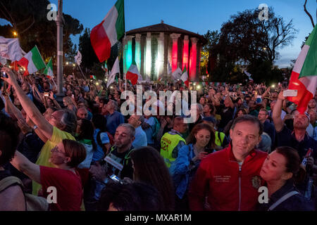 Italiens Fünf-Sterne-Bewegung hat ein Loch in der politischen Landschaft des Landes, indem sie behaupten, der größte stimmen Anteil in der allgemeinen Wahl geblasen. Die Partei unter der Führung von Luigi Di Maio und von Beppe Grillo gegründet, ging als der große Gewinner der Abstimmung, mit Beklommenheit in Brüssel gesehen werden. Im Jahr 2009 nach der Finanzkrise gebildet, Fünf Sterne hat die öffentliche Wut über die Korruption in der italienischen Niederlassung und schleppende wirtschaftliche Erholung geführt. Stockfoto