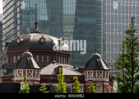 Das Äußere des Bahnhof Tokio, Japan, gegen die downtown Wolkenkratzer Stockfoto