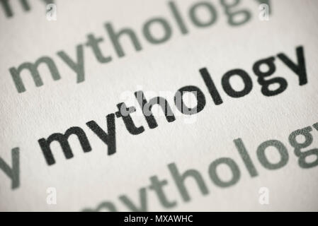 Wort Mythologie auf weißem Papier Makro gedruckt Stockfoto