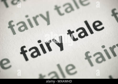 Worte Märchen auf weißem Papier Makro gedruckt Stockfoto