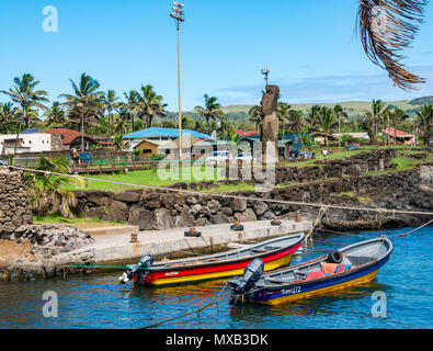 Bunte kleine Boote mit Außenbordmotoren bis in den Hafen gebunden, Hanga Roa, Rapa Nui, Chile Stockfoto