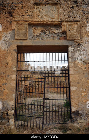 CHORA SFAKION, Griechenland - ca. Mai 2018 Metal Gate von Frangokastello Castle Stockfoto