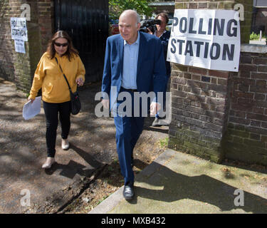 Liberaldemokraten, Vince Cable MP, wirft seine Stimme neben seiner Frau Rachel in der lokalen Wahlen. Heatham Haus, Twickenham, London, UK. Mit: Vince Cable MP Wo: London, England, Großbritannien Wann: 03. Mai 2018 Credit: Wheatley/WANN Stockfoto