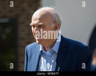 Liberaldemokraten, Vince Cable MP, wirft seine Stimme neben seiner Frau Rachel in der lokalen Wahlen. Heatham Haus, Twickenham, London, UK. Mit: Vince Cable MP Wo: London, England, Großbritannien Wann: 03. Mai 2018 Credit: Wheatley/WANN Stockfoto