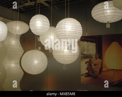 . 電気店の店頭で市販されるJa: イサム ・あかり ノグチの" （Akari） "シリーズ 写真撮影：Flauschige nns 撮影場所：ヤマギワリビナ秋葉原店 撮影年月日：2005 年 5 ab 12. Juli 著作権：放棄します. Benutzer Flauschige nns auf Ja. in Wikipedia 304 Ja-isamunoguchi - Akari 1. Stockfoto