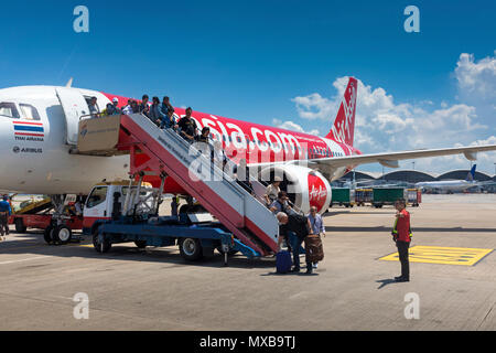 Air Asia Passagiere bei Chep Lak Kok International Airport ankommen, Hong Kong, SAR, China Stockfoto