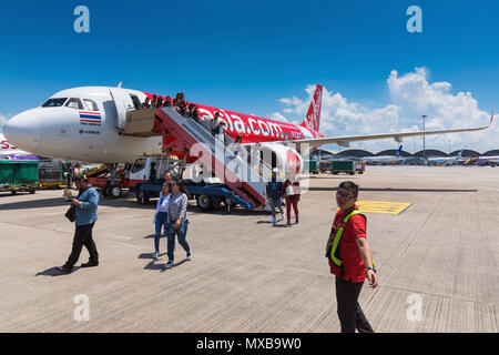 Air Asia Passagiere bei Chep Lak Kok International Airport ankommen, Hong Kong, SAR, China Stockfoto