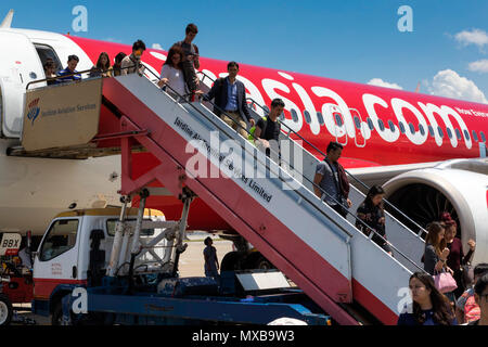 Air Asia Passagiere bei Chep Lak Kok International Airport ankommen, Hong Kong, SAR, China Stockfoto