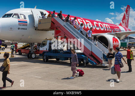 Air Asia Passagiere bei Chep Lak Kok International Airport ankommen, Hong Kong, SAR, China Stockfoto