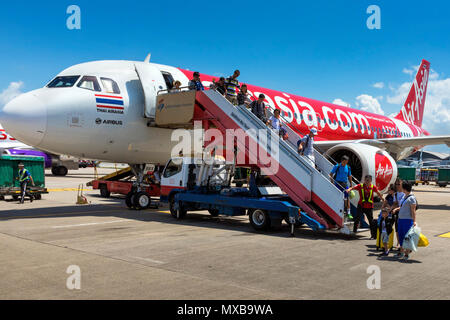 Air Asia Passagiere bei Chep Lak Kok International Airport ankommen, Hong Kong, SAR, China Stockfoto