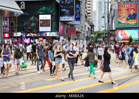 Fußgänger über die Straße an der Causeway Bay, Hong Kong, SAR, China Stockfoto