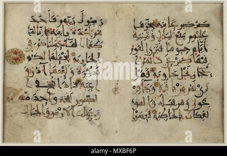 . Englisch: Diese Kalligrafischen Fragment enthält, auf der linken Seite des bifolio, die beleuchteten Titel und die Verse 6-14 des 69. Kapitel des Qur'an al-Haqqah (die Wahrheit). Der Text ist in Kufi (Neue BUPET III) geschrieben. Rote Punkte zeigen Vokalisierung, während Vokal Zeichen und orthoepics (Aussprache) in schwarzer Tinte zu einem späteren Zeitpunkt hinzugefügt wurden. Ein Punkt unter dem Buchstaben ra (r) dient, um ihn aus der zayn (z) unterscheiden. Das Skript, Vokalisation und vertikales Format zeigen einige der Fortschritte in der Kufi Kalligraphie und Koran Produktion während des 10. Jahrhunderts. 10. Jahrhundert. U Stockfoto