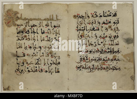 . Englisch: Diese Kalligrafischen Fragment enthält, auf der linken Seite des bifolio, die beleuchteten Titel und die Verse 1-6 des 69. Kapitel des Qur'an al-Haqqah (die Wahrheit). Der Text ist in Kufi (Neue BUPET III) geschrieben. Rote Punkte zeigen Vokalisierung, während Vokal Zeichen und orthoepics (Aussprache) in schwarzer Tinte zu einem späteren Zeitpunkt hinzugefügt wurden. Ein Punkt unter dem Buchstaben ra (r) dient, um ihn aus der zayn (z) unterscheiden. Das Skript, Vokalisation und vertikales Format zeigen einige der Fortschritte in der Kufi Kalligraphie und Koran Produktion während des 10. Jahrhunderts. 10. Jahrhundert. Un Stockfoto