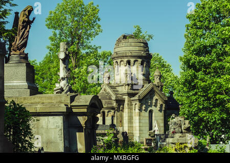 Lemberg, Ukraine - 25. MAI 2018: Friedhof szene der alten polnischen Gräber an lychakiv Friedhof in Lemberg, Ukraine Stockfoto