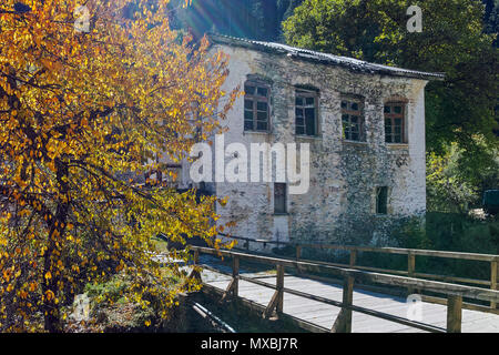 Tolle Aussicht auf die Kirche Mariä Himmelfahrt, Fluss und Herbst Baum in der Stadt von Shiroka Laka, Smoljan, Bulgarien Stockfoto