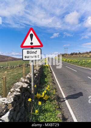 dh Blind Summit ROAD ORKNEY Red Triangle Warnschild leere Straße schottland Schilder Stockfoto