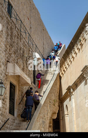 Menschen klettern die Eintritt Schritte an der Stadtmauer zu Fuß in die Altstadt von Dubrovnik, Kroatien. Stockfoto