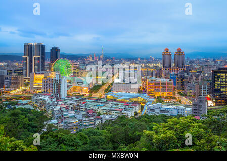 Skyline von Taipei City bei Nacht Stockfoto