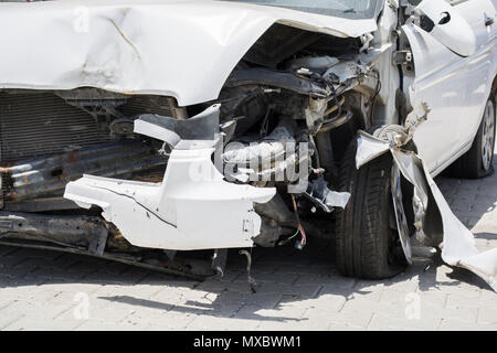 Vor weißen Auto durch Unfall auf der Straße beschädigt Stockfoto
