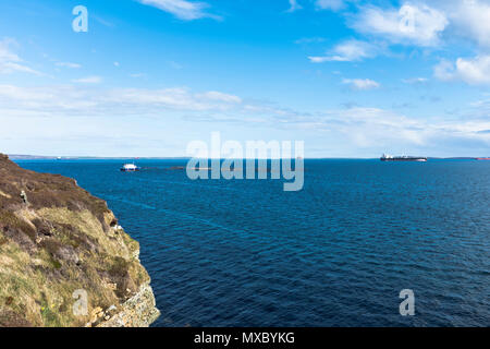 Dh Breckness ORPHIR ORKNEY Scapa Flow aquafarm Käfige verankert Tanker Oil Rig Plattform Fischzucht Stockfoto