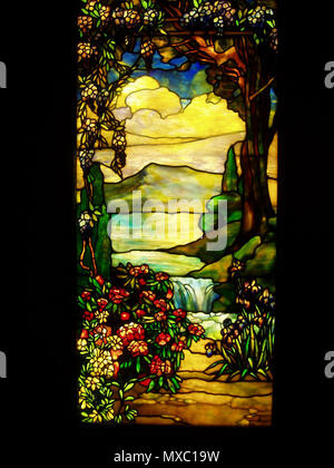 . Landschaft mit Wasserfall - Tiffany Studios, Anfang der 1920er Jahre. Mai 2006. Daderot. 359 Landschaft mit Wasserfall - Tiffany Studios, 1920er Jahre Stockfoto