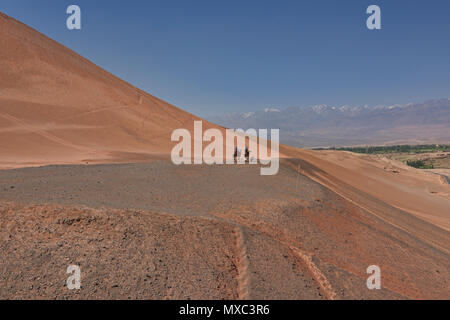 Camel Riders, Blick auf die Tian Shan, Flammenden Berge, Xinjiang, China Stockfoto