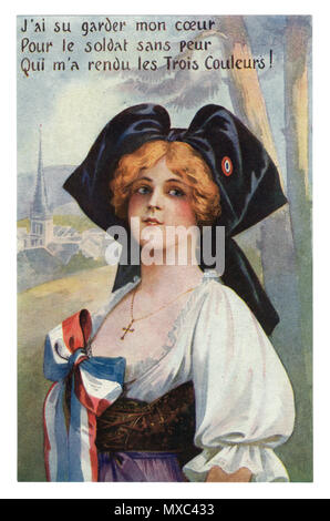 Französisch Historische Postkarte: Junge hübsche rothaarige Mädchen in traditioneller Kleidung, in eine schwarze Kappe mit Trikolore. Elsaß-Lothringen. Frankreich Erste Welt Krieg Stockfoto