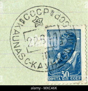 Sowjetischen historischen Stempel: militärischen Fallschirmspringer mit der Annullierung der am ersten Tag des Krieges, 22. Juni 1941, Russland, Litauen, UDSSR, 1945 Stockfoto