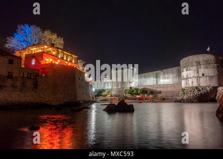 Nacht Blick über den Haufen Bucht in Richtung der Stadtmauern der Altstadt von Dubrovnik, Kroatien. Stockfoto