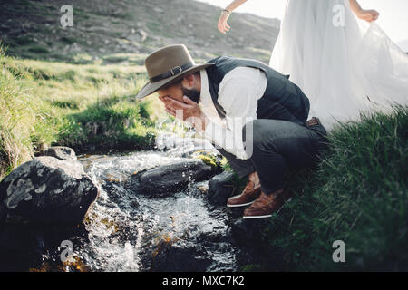 Stilvolle Junge Hochzeitspaar posiert in schöne Matterhorn moun Stockfoto