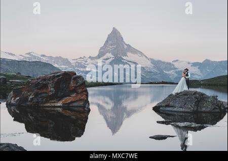 Stilvolle Junge Hochzeitspaar posiert in schöne Matterhorn moun Stockfoto