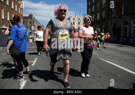 Die Teilnehmer machen sich auf den Weg an den Start, als Zehntausende von Frauen in den Straßen von Dublin nehmen Sie teil am 10 Mini Marathon kilometer VHI Frauen zu nehmen. Stockfoto