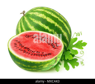 Isolierte cut watermeon. Eine und halbe Wassermelone Obst mit Blättern auf weißem Hintergrund mit Freistellungspfad isoliert Stockfoto