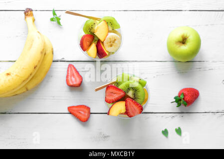 Obstsalat in Plastik Becher zum Mitnehmen. In Scheiben geschnitten Bio Früchte und Beeren, gesunden Snack zu gehen, Platz kopieren. Stockfoto