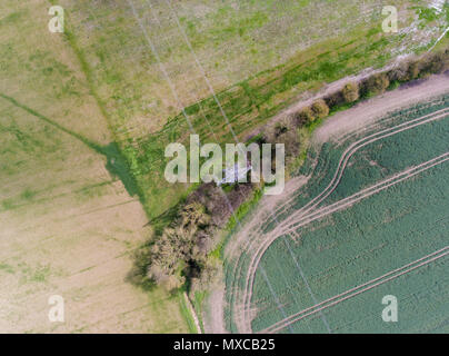 Stromleitungen und elektrischen Strom pylon durch Felder in England übergeben Stockfoto