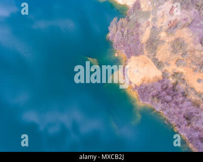 Türkisblaues Wasser und gelben Sand im Steinbruch Aylesford, Kent, England Stockfoto