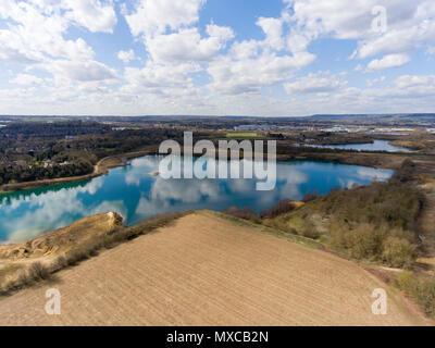 Türkisblaues Wasser und gelben Sand im Steinbruch Aylesford, Kent, England Stockfoto