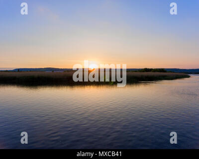 Sonnenuntergang reflektiert über den Fluss Medway und Schilf, Kent, Großbritannien Stockfoto