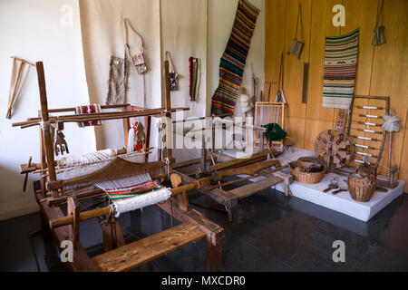 Weberei Ausrüstung für Teppiche. Traditionelle bunte Teppiche aus Bulgarien. Hand-woven (handgefertigt) Teppiche mit verschiedenen Elementen und Farben. Ethnische Stockfoto